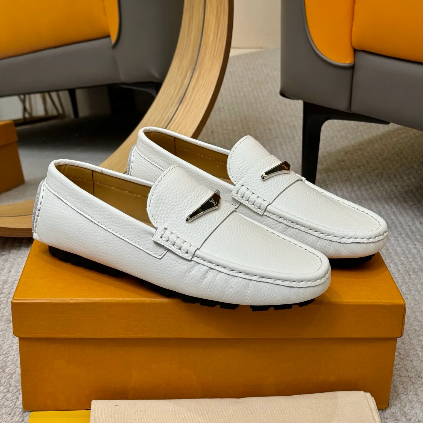 Men's men's shoes 💰420 (Yangli) LV 2⃣️0⃣️2⃣️5️⃣Spring and summer counter GLORIA series models ✈️Original factory special leather production, original last type. A classic driving slip-on casual shoe that shows an elegant style with exquisite craftsmanship details such as Monogram embossing all over the upper🌀Italian imported calfskin fabric Sheepskin foot pads➕Inside～Private mold replica sole Unique style Comfortable driving slip-on Size: 4-12 (38-46) Comes with [Counter packaging: original box, wrapping paper, card, instruction manual, shoehorn, cloth bag] No pressure to enter and leave the counter!
